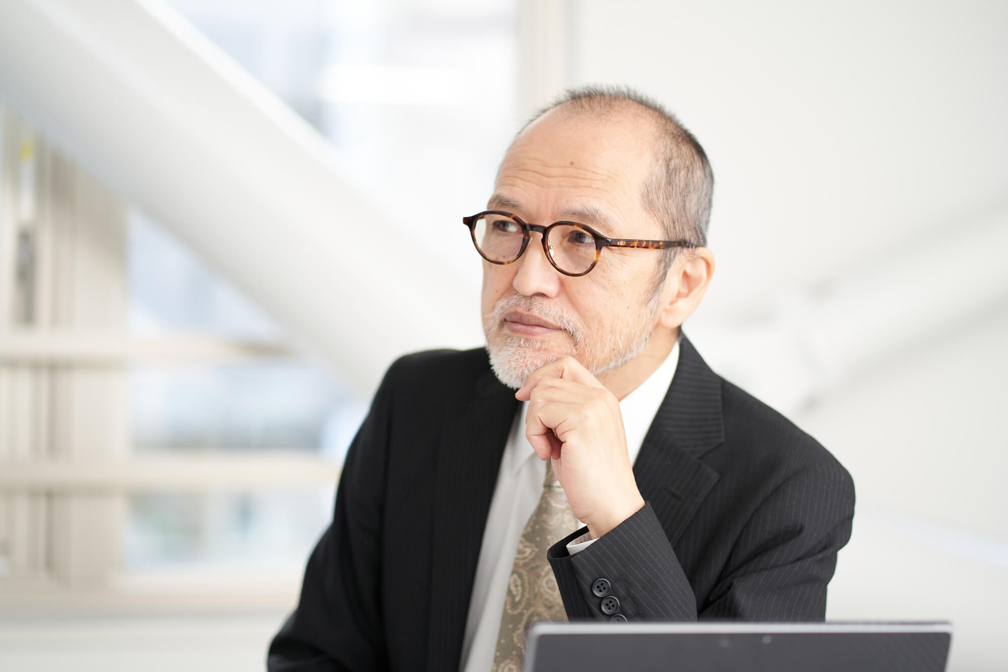 ホームページ制作の費用が高くて悩む中小企業の経営者