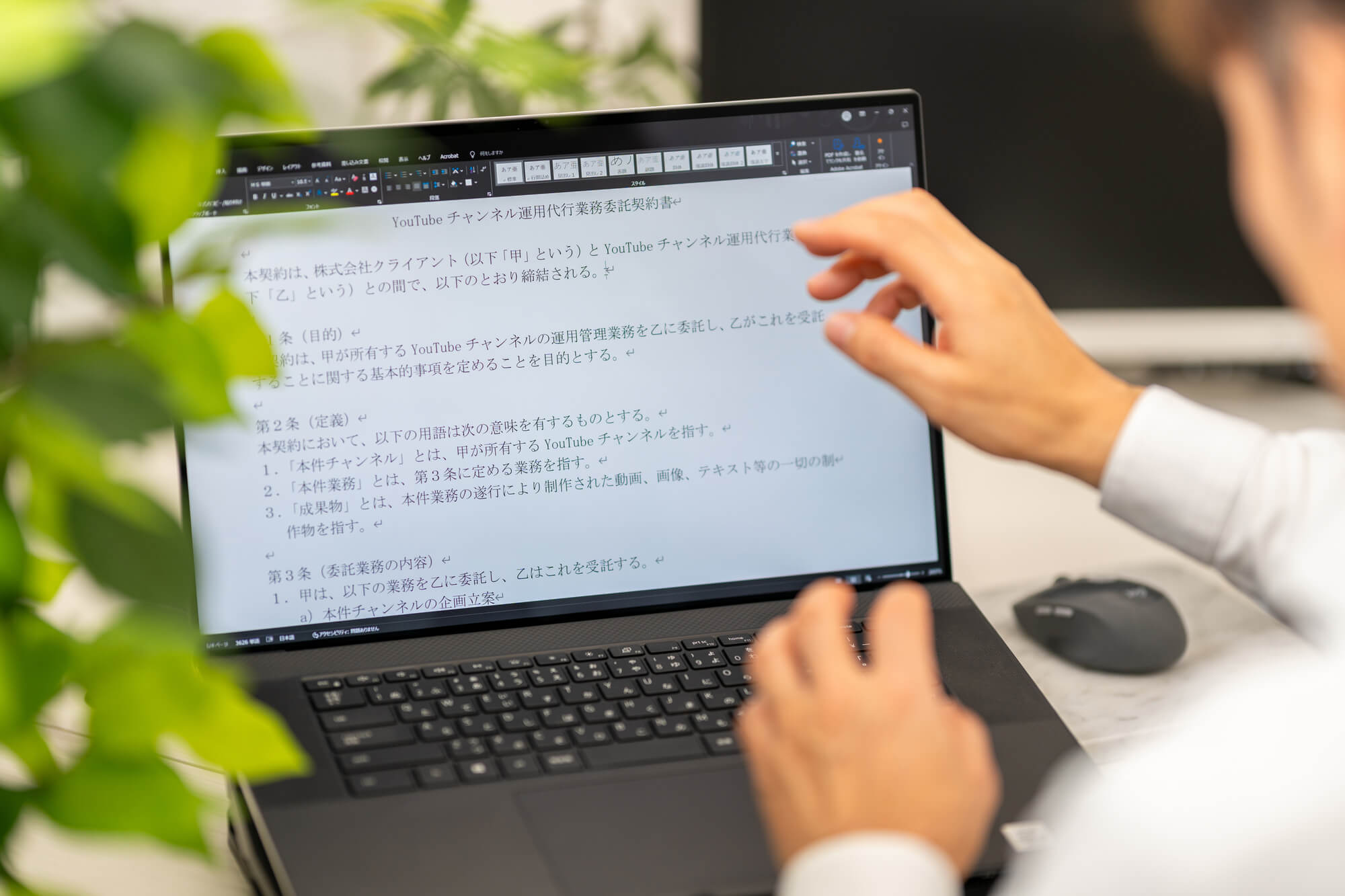 見出しと原稿から10枚のフィード投稿をデザインしている制作画面